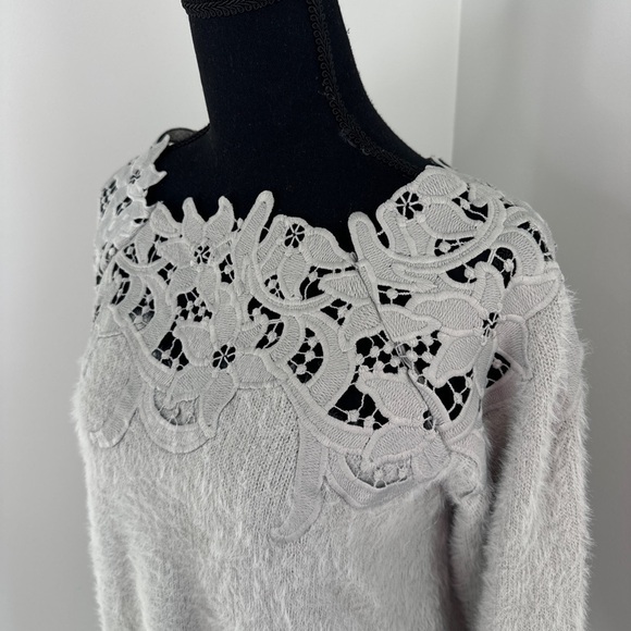 En Creme Soft Crochet Neck Gray Cozy Women’s Sweater (S/M) - Picture 4 of 8